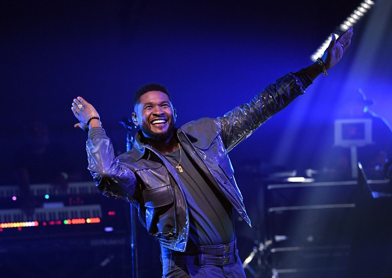 Usher Memiliki Kekayaan Bersih $ 180 Juta; Mengapa Dia Diduga Membuang Uang Palsu ke Klub Strip?
