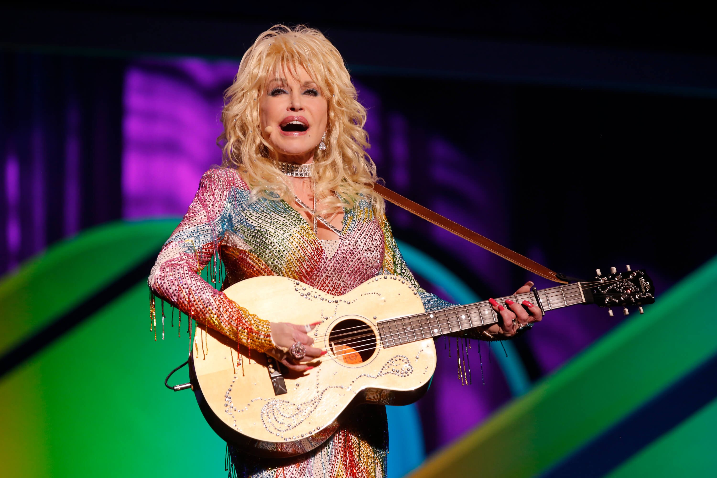 İşte Giydikten Sonra Dolly Parton'ın Giysilerine Ne Olur?