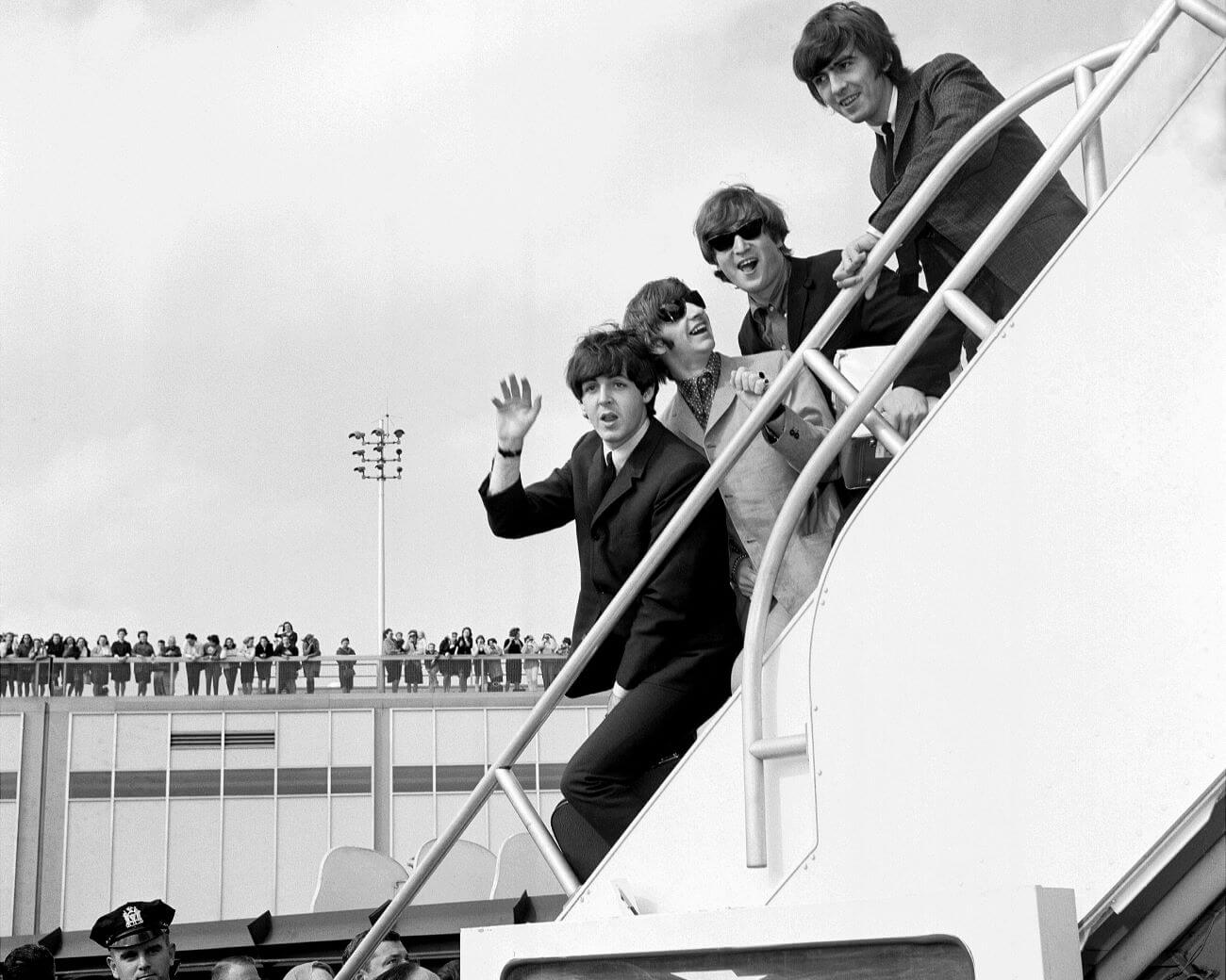 비틀즈는 미국에서 일련의 참혹한 공연을 한 후 투어를 중단하기로 결정했습니다.