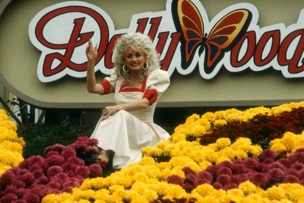 Dolly Parton Dollywood'a Ne Kadar Dahil Oldu - O Sadece Bir Figüran mı, Yoksa Daha Fazlası mı?