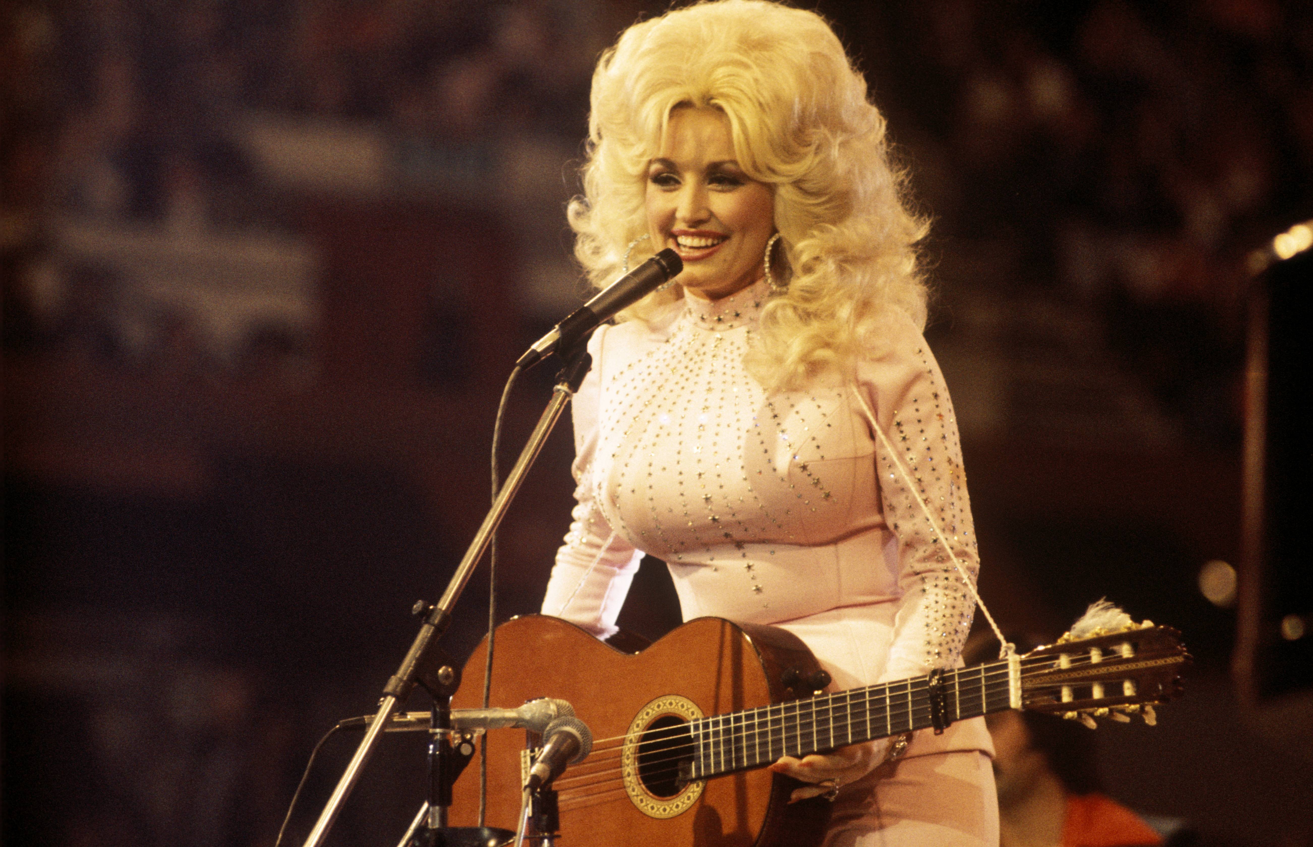Dolly Parton đã giúp đỡ bà nội 'không hợp lệ' của cô ấy khi không có đứa cháu nào khác muốn—bà ấy cũng chơi khăm bà ấy