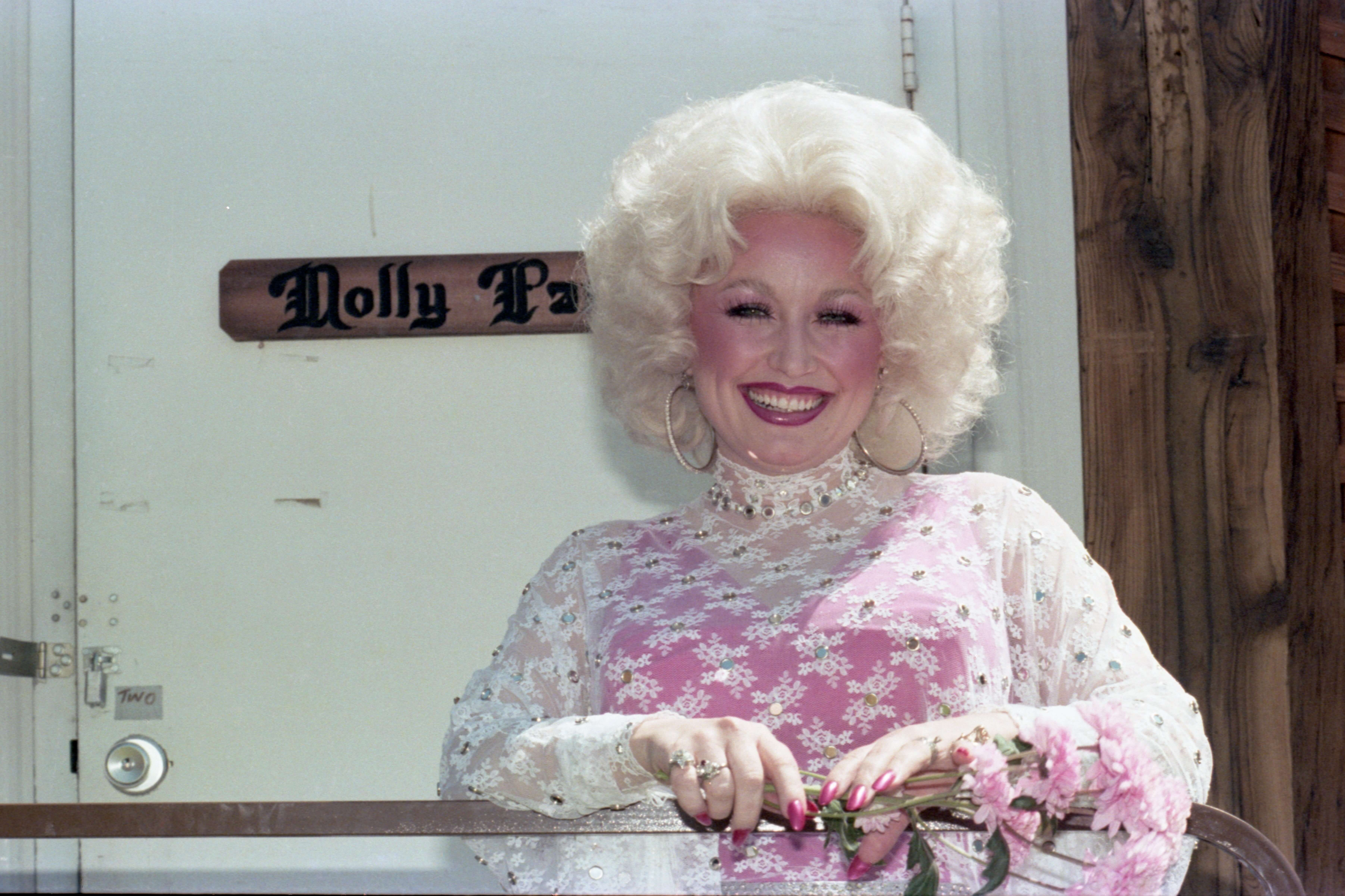 Warum Dolly Parton als Kind so an Make-up interessiert war, obwohl es verboten war