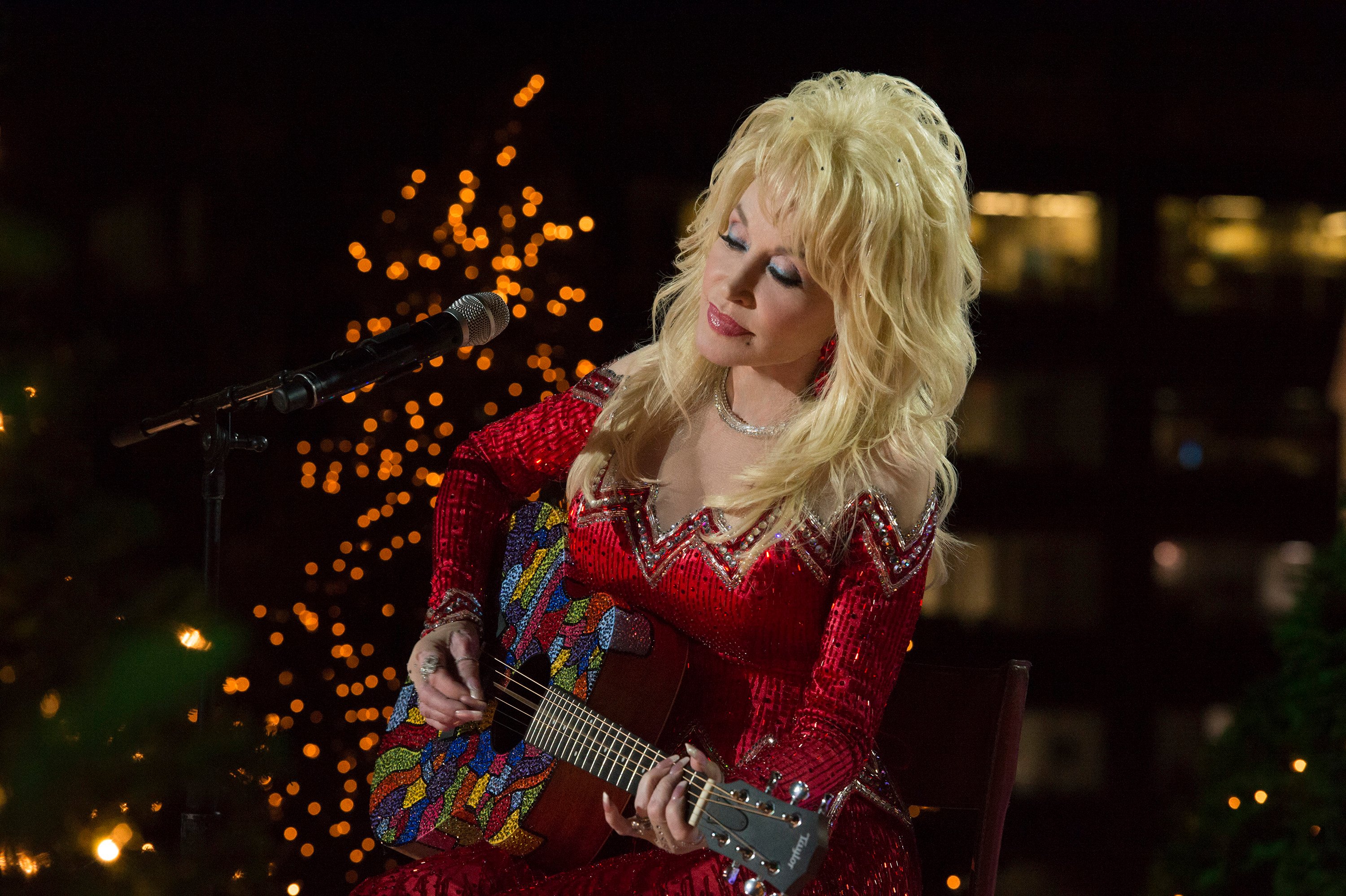 Por qué Dolly Parton recibió 'una paliza' por participar en Secret Santa at School