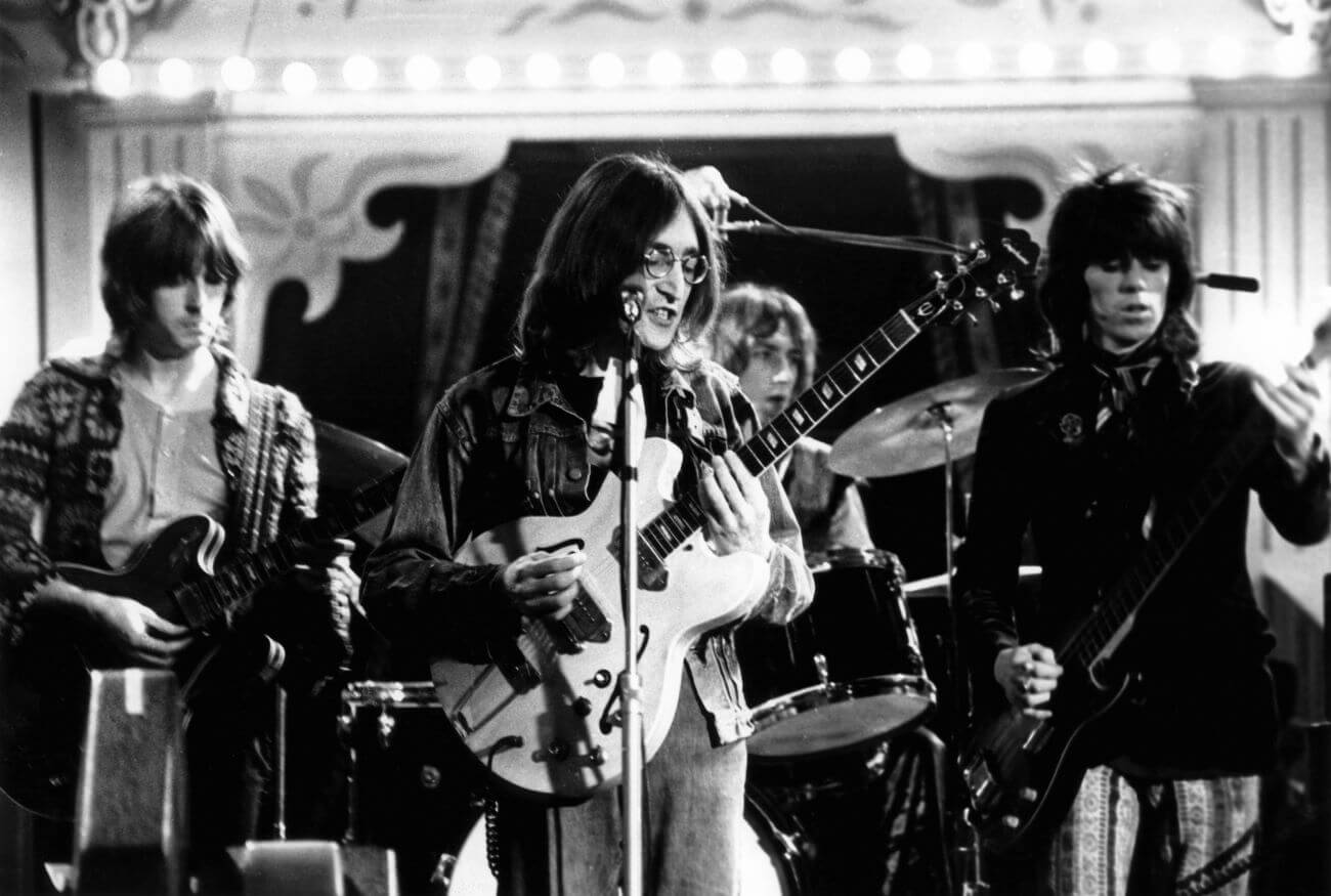 Keith Richards는 John Lennon이 '어리석은 잔디'처럼 기타를 연주했었다고 말했습니다.&nbsp;