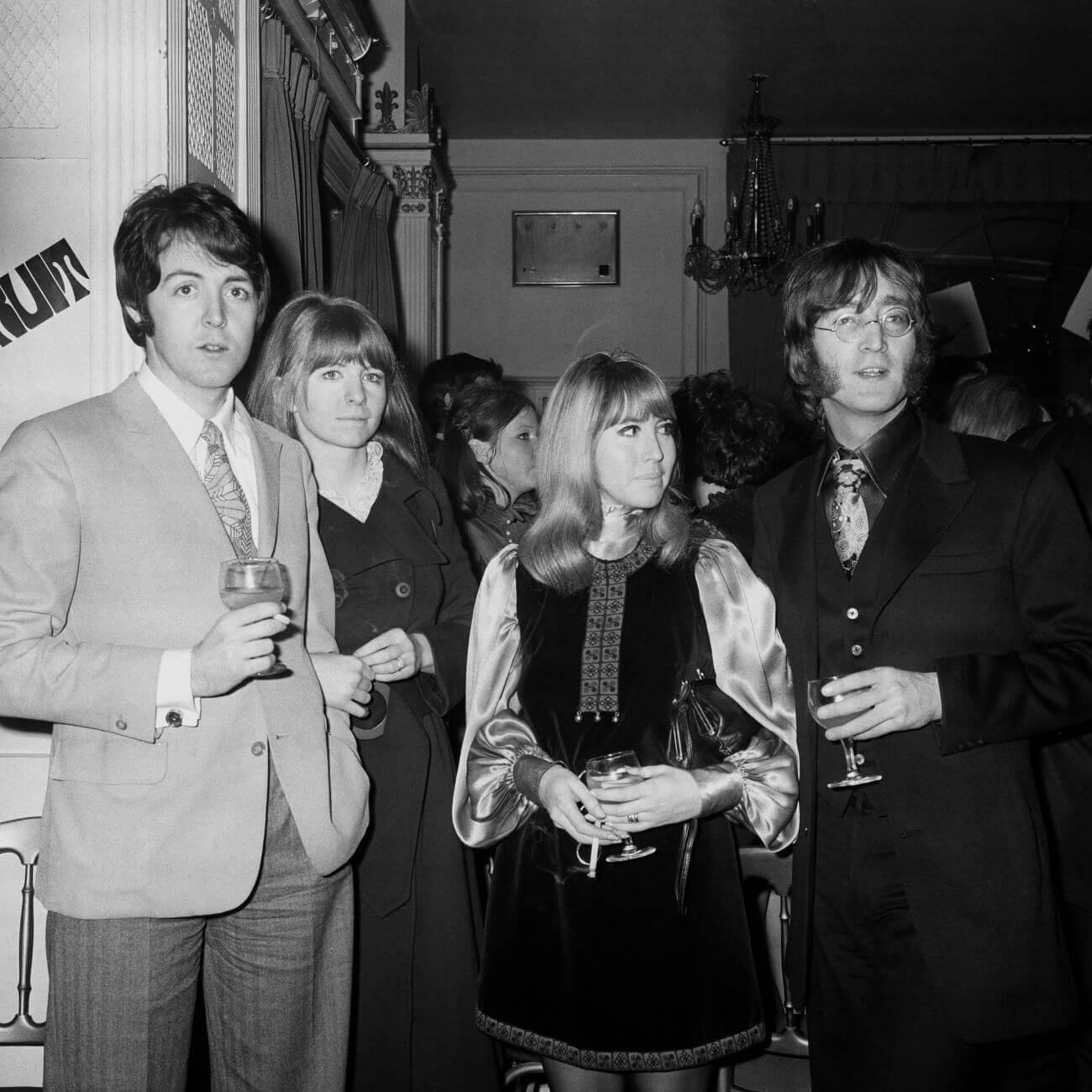 Paul McCartney는 John Lennon의 첫 번째 결혼을 끝낸 부주의 한 잔인한 순간을 회상했습니다.