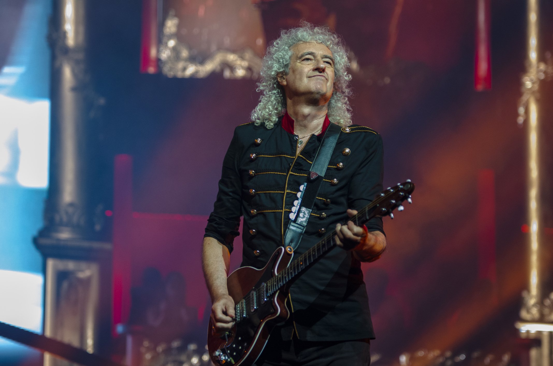 Brian May sagt, Queen habe „We Will Rock You“ als Reaktion auf das „irritierende“ Bedürfnis der Fans geschrieben, mitzusingen