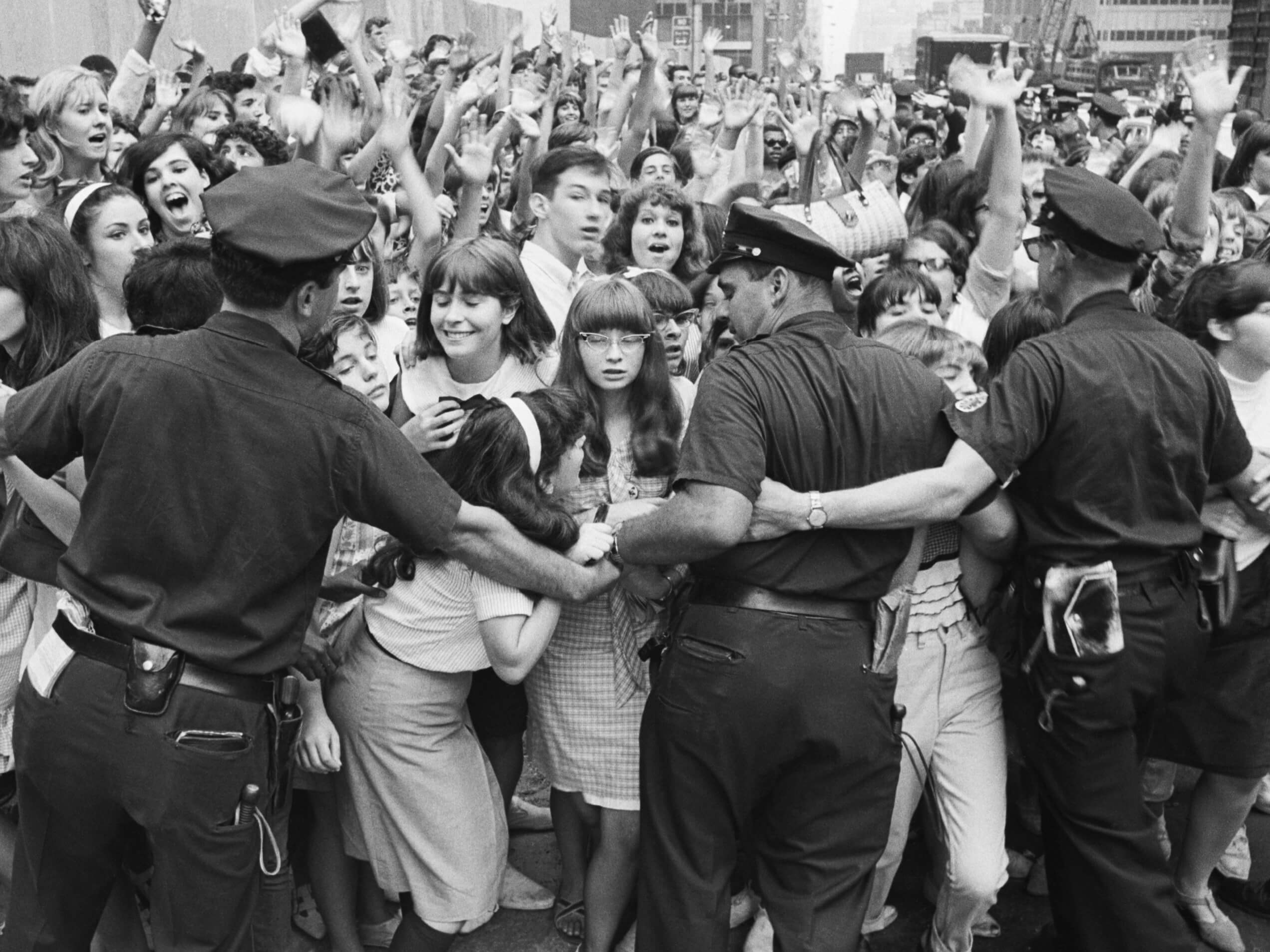 John Lennon powiedział 1 linijkę w „Revolution” The Beatles skomentował policję