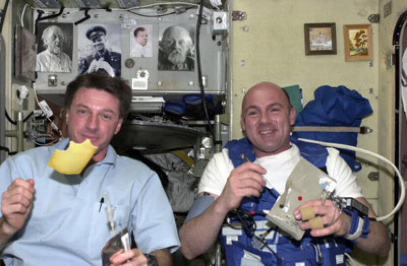 宇宙飛行士は宇宙でどのように食事をしますか？