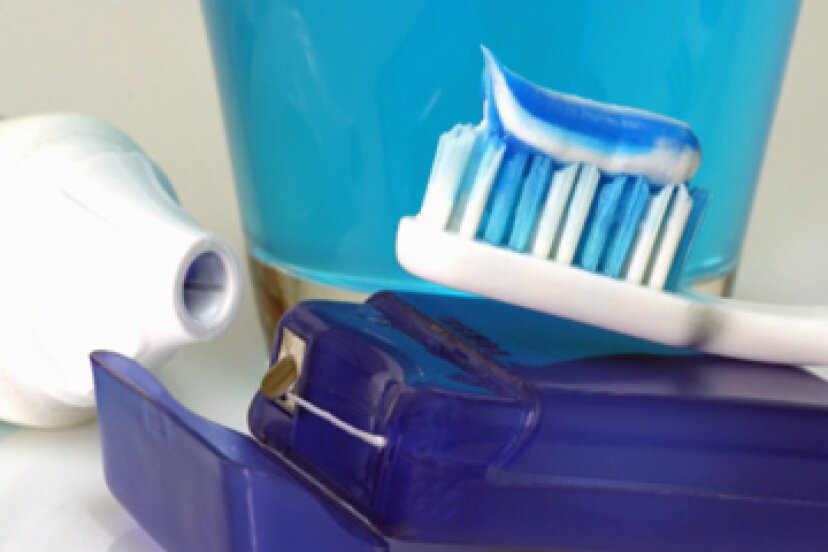 ¿Se debe usar hilo dental antes o después del cepillado?