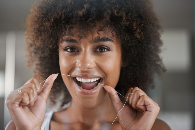 5 razones por las que usar hilo dental es extremadamente importante
