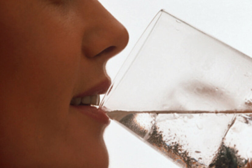 Mantenga sus encías hidratadas: beba mucha agua