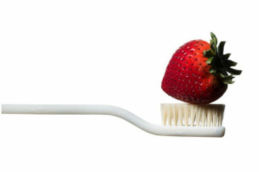 ¿Debe esperar para comer después de cepillarse los dientes?