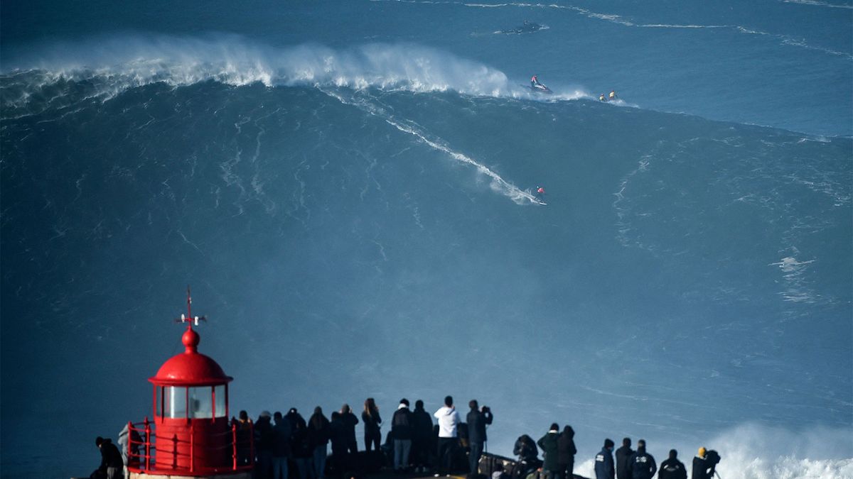 Ondas de 25 metros da Nazaré intimidam até os surfistas profissionais
