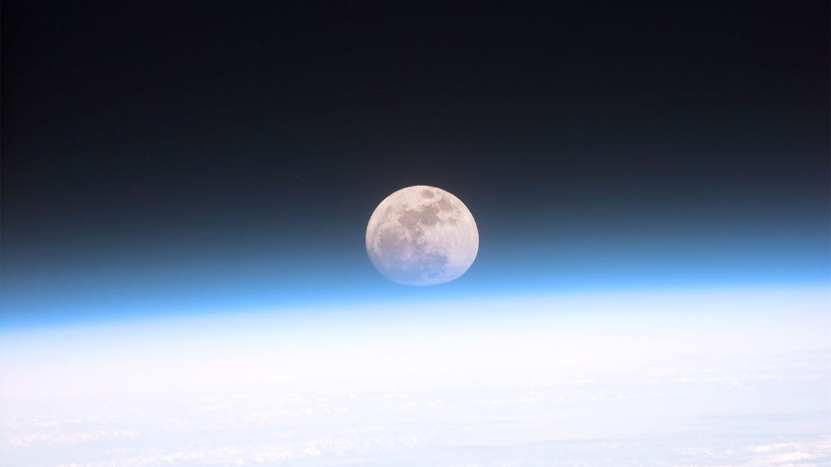 Rocket Booster zderzy się z księżycem z prędkością 6000 mil na godzinę