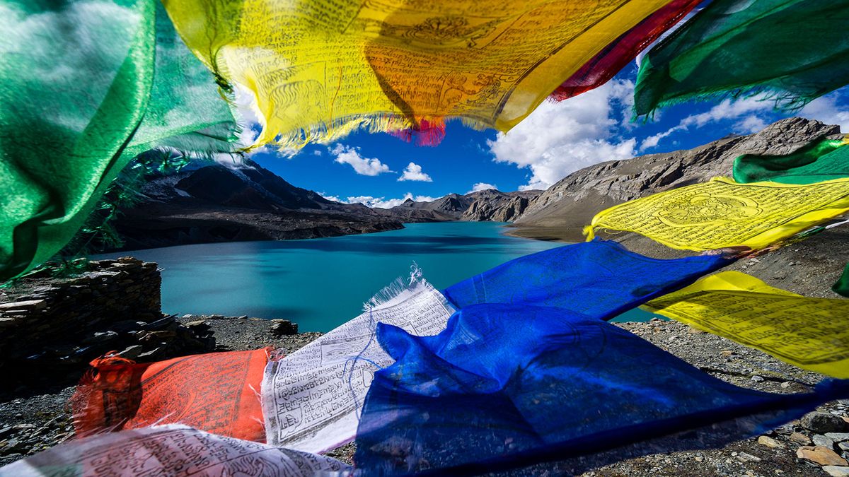 Bunte tibetische Gebetsfahnen zielen darauf ab, Segen durch den Wind zu übermitteln