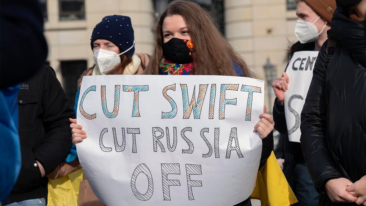 SWIFTとは何ですか？ロシアを制裁するためにどのように使用されていますか？