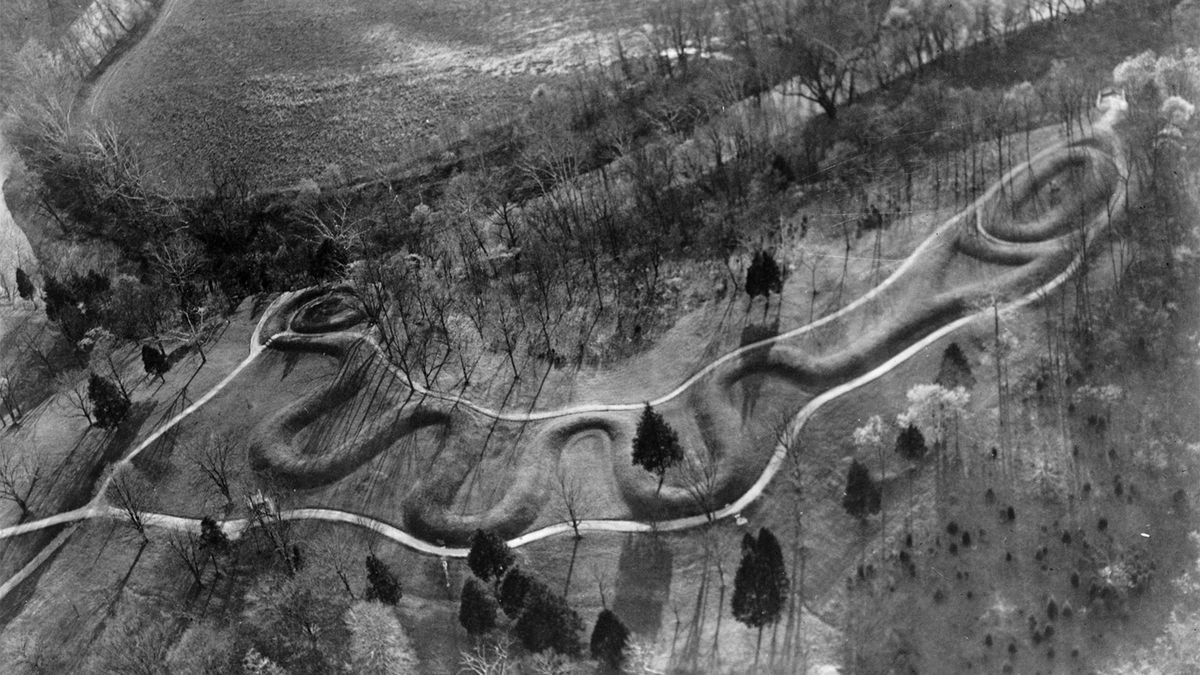 오하이오의 뱀 언덕은 고고학적 미스터리입니다.