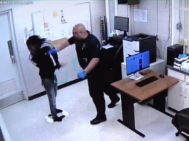 Film pokazujący, jak były oficer Detroit pobił czarnoskórego nastolatka, jest bolesny i okropny