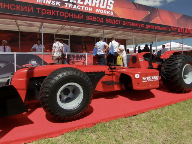 Formel-1-Traktor bringt den Grand Prix auf den Bauernhof