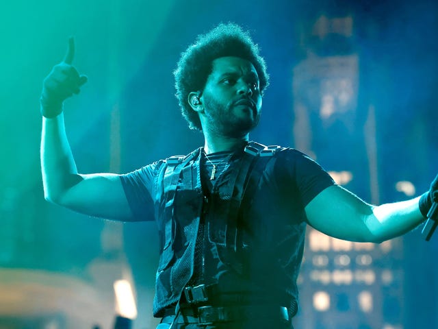 The Weeknd は昨夜、The Idol の新曲でコーチェラをクラッシュさせました
