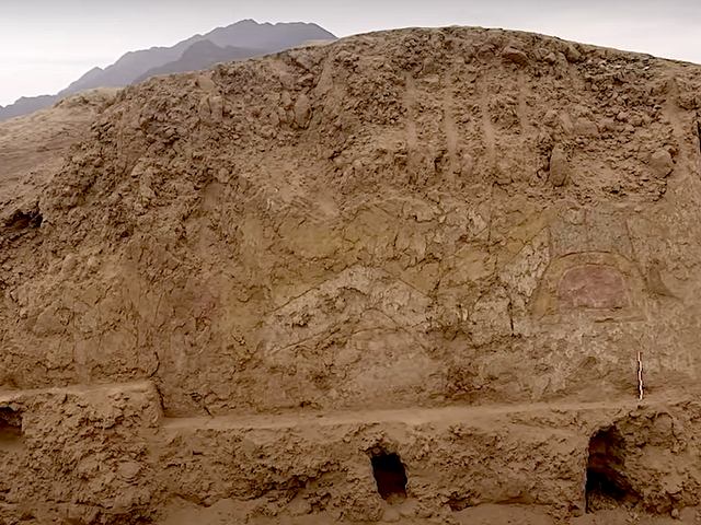 Arkeolog Menemukan Lukisan Dinding Dewa Laba-laba Pemakai Pisau Berusia 3.000 Tahun di Peru