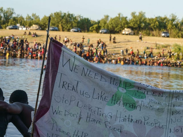 ABD Sınırındaki Sınır Devriyesi Ajanları, Sığınma İsteyen Haitili Göçmenleri Kelimenin Tam anlamıyla Kırbaçlıyor