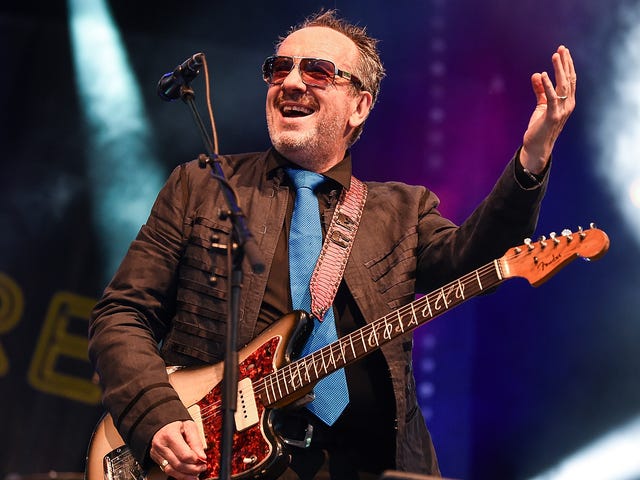 Elvis Costello, "küçük ama çok agresif" kanseri kaldırmak için ameliyattan sonra turu iptal etti