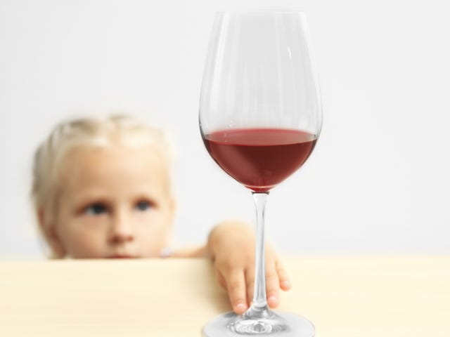 Lassen Sie Ihre Kinder Ihr alkoholisches Getränk probieren?