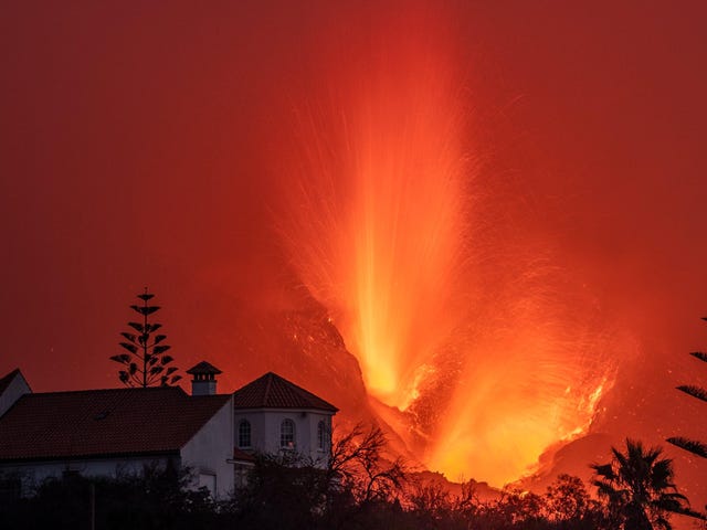 写真は、新しい状態に入るラ・パルマの噴火を示しています