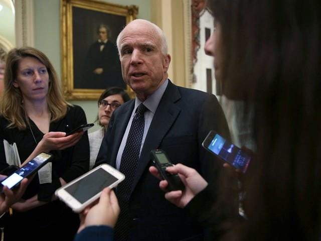 John McCain şimdi asker kaçakları hakkındaki yorumlarda Trump'ı aramadığını söylüyor