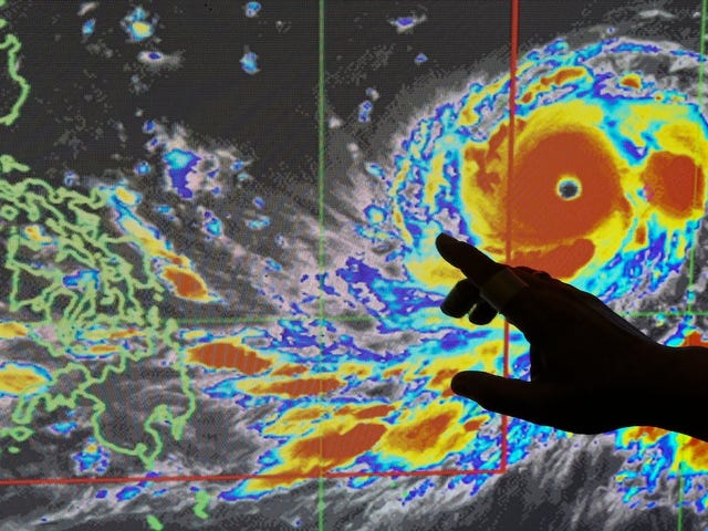 Saat semua orang menyaksikan Badai Florence, topan super yang jauh lebih kuat akan menghantam China dan Filipina