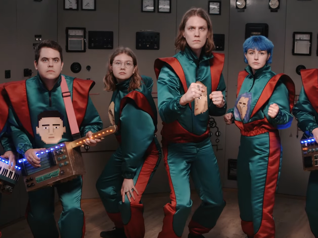 Entri Islandia Eurovision 2021 menampilkan bantalan bahu yang manis, keytars sci-fi, dan kaiju