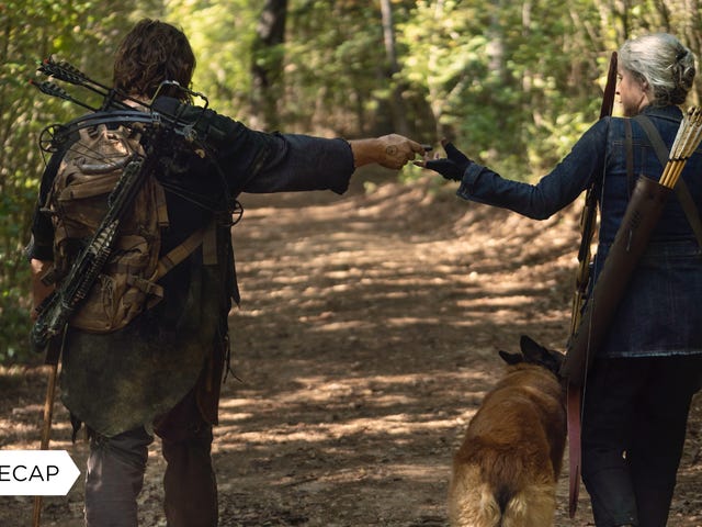 Sur un Clunky Walking Dead, Daryl et Carol marchent sur 2 routes rocheuses