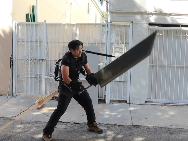 El aspirante a personaje de Final Fantasy compra un exoesqueleto que le permite empuñar una espada gigante