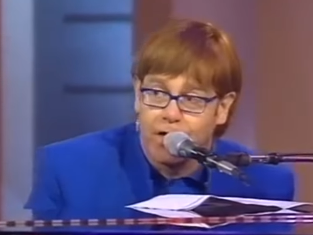 Guarda Elton John improvvisare una canzone basata sul manuale del forno di Richard E. Grant