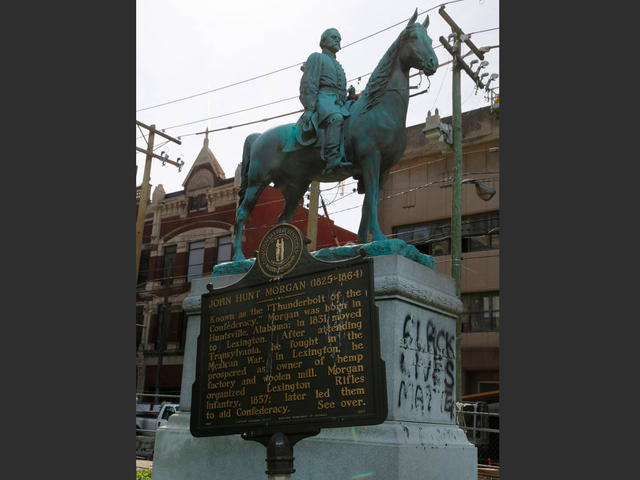 ケンタッキー州レキシントン市長は、バージニア州シャーロッツビルの悲劇の後、南軍の彫像が下がっていると言います