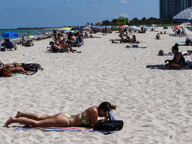 Florida tenta di aumentare le vaccinazioni lasciando le siringhe sciolte intorno alle spiagge