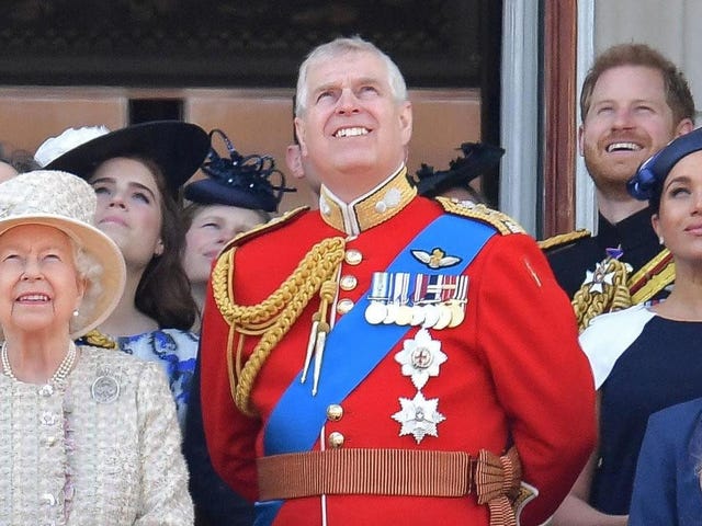 Poiché non potrebbero esserci più scandali pressanti nella monarchia, Buckingham Palace avvia un'indagine sul presunto bullismo di Meghan