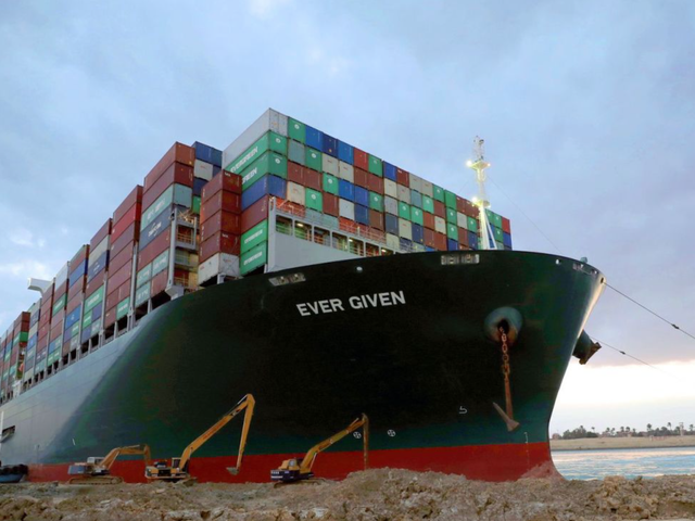 Le cargo «jamais donné» se déplace de 100 pieds, les responsables du canal de Suez prudemment optimistes [Mise à jour: c'est gratuit!]