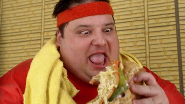 Un gros homme et le sandwich au jambon