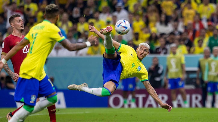 Brezilya Richarlison'ın ezgisiyle dans ederken Ronaldo gelişini duyurur