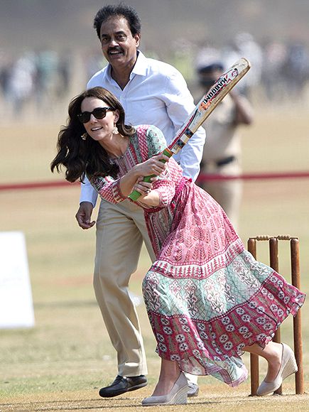 'उसने बैटिंग की, उसने फील्डिंग की, उसने सब कुछ किया!' - राजकुमारी केट स्काई-हाई वेजेज में क्रिकेट खेलती हैं