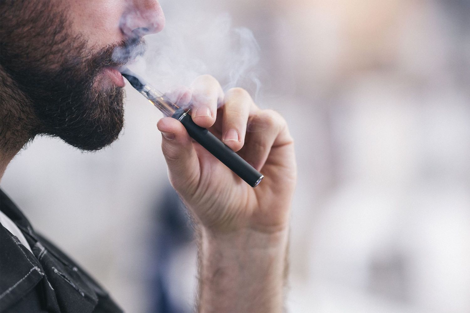 FDA cho phép lần đầu tiên một công ty thuốc lá điện tử tiếp thị sản phẩm của họ