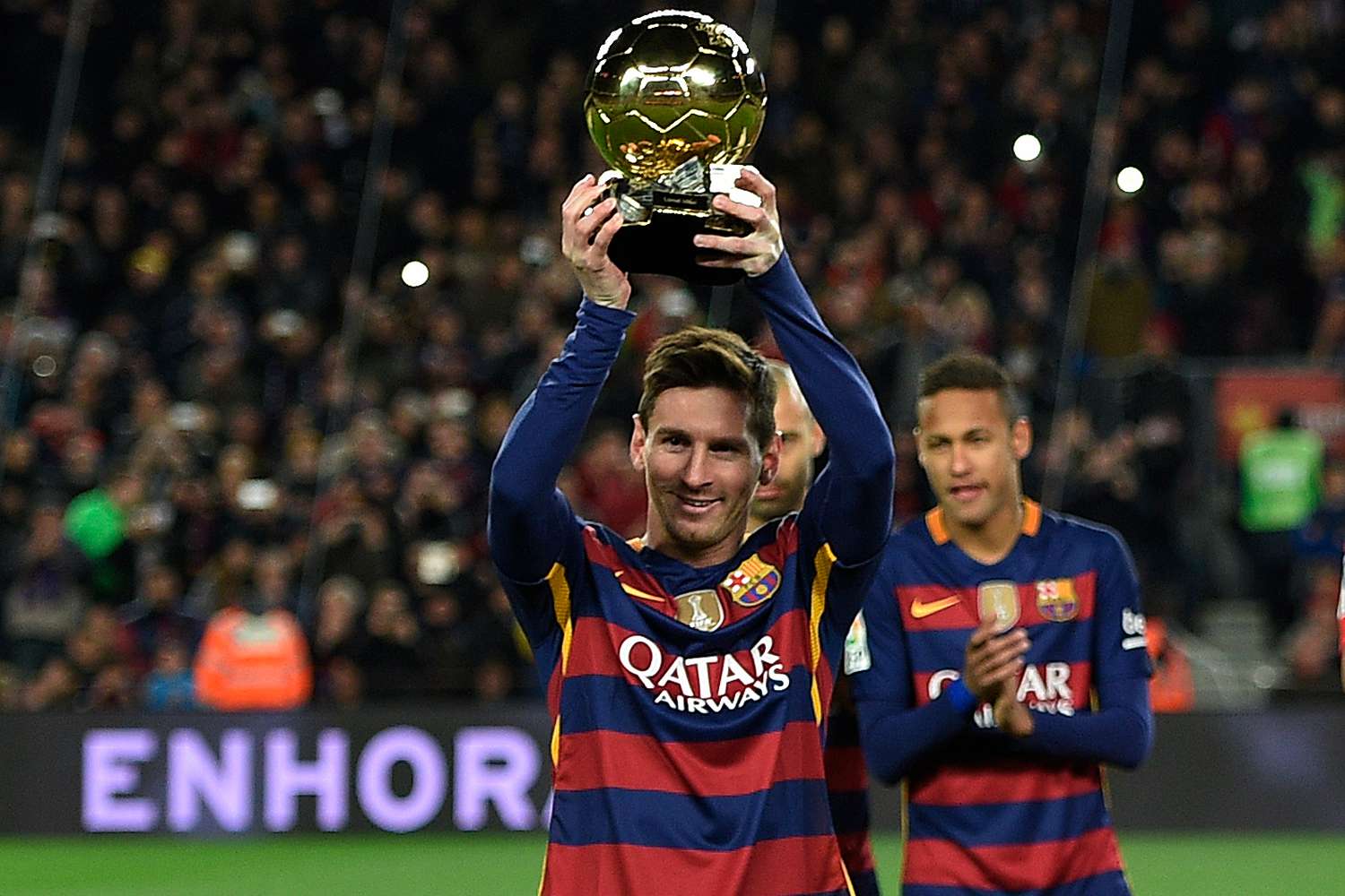 Lionel Messi assina com o Paris Soccer Club após 21 anos em Barcelona