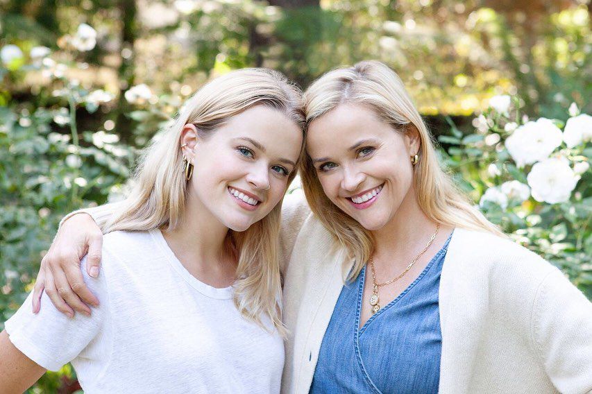 Reese Witherspoon ama 'ser confundida' con su hija Ava de 22 años: 'Me hace sentir tan joven'