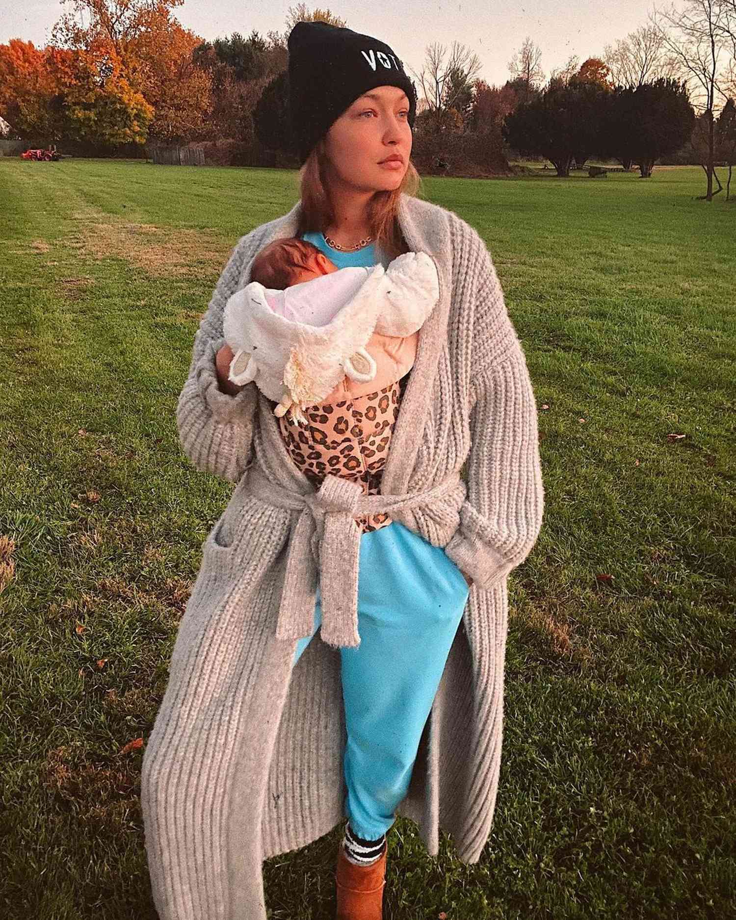 Gigi Hadid, İşe Geri Dönerken Anne Olmanın 'Başka Hiçbir Şeye Benzemeyen Bir İş' Olduğunu Söyledi