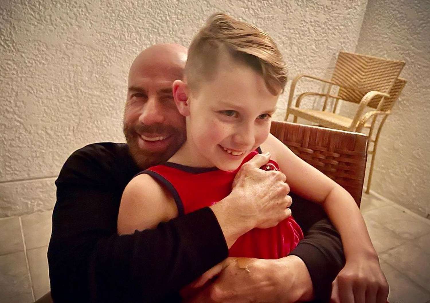 John Travolta, Ben'e Tatlı Baba-Oğul ile 10. Doğum Günün Kutlu Olsun Diler Fotoğraf: 'Seni Seviyorum!'