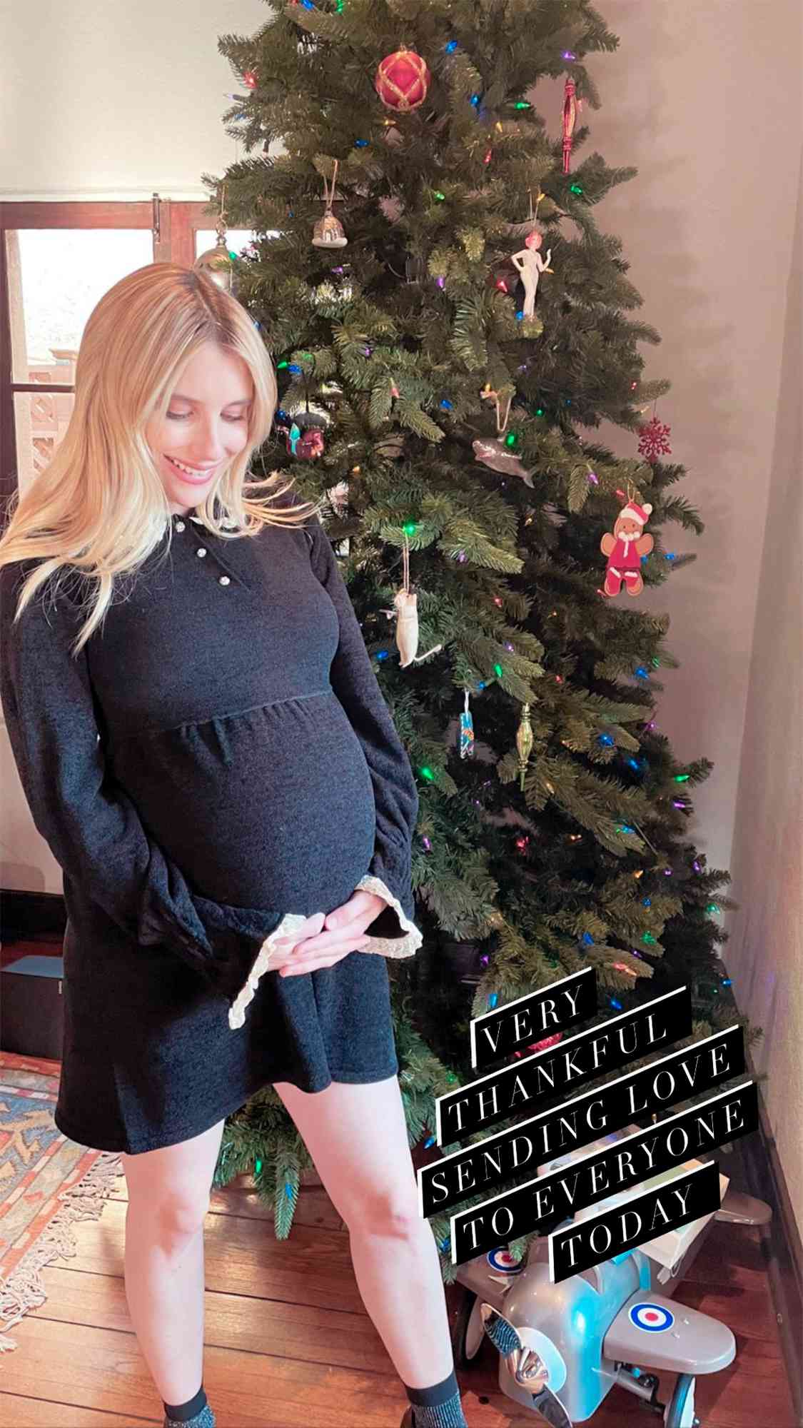 Hamile Emma Roberts Şükran Gününde Büyüyen Bebek Yumruğunu Gösteriyor: 'Çok Minnettar'