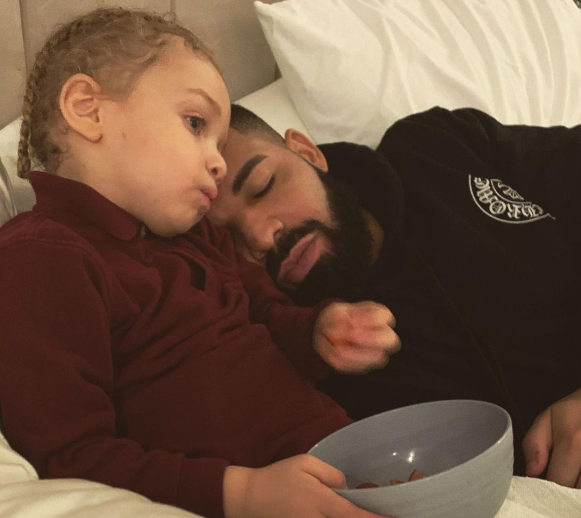 Drake, Şükran Günü Sonrası Tatlı Fotoğrafıyla 3 Yaşındaki Oğlu Adonis'i Kucaklıyor