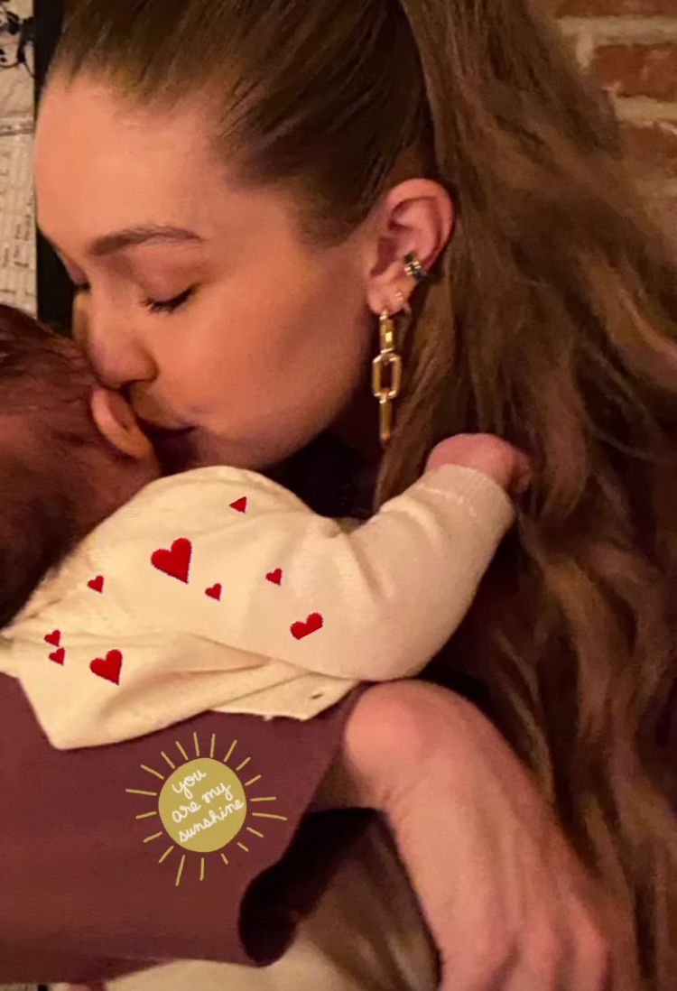 Yolanda Hadid, Kızı Gigi Hadid'in Yeni Doğan Bebeğini Öpüşme Fotoğrafını Paylaştı: 'Sen Benim Güneşimsin'